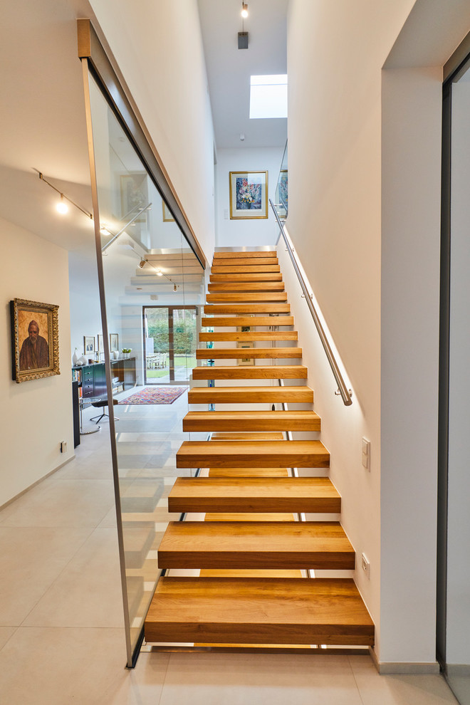 Foto de escalera recta contemporánea grande sin contrahuella con escalones de madera pintada y barandilla de metal