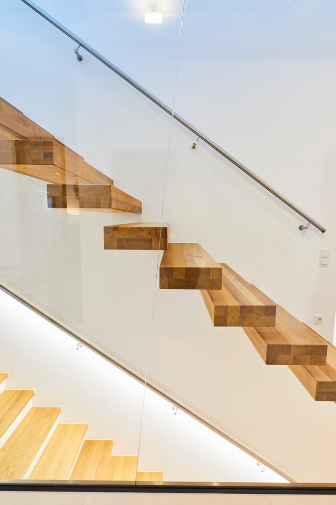 Gerade, Große Moderne Treppe mit gebeizten Holz-Treppenstufen, offenen Setzstufen und Stahlgeländer in Dortmund