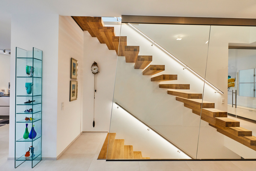 Стильный дизайн: лестница на больцах в современном стиле с крашенными деревянными ступенями и металлическими перилами - последний тренд
