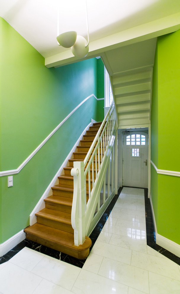 Источник вдохновения для домашнего уюта: прямая деревянная лестница среднего размера в классическом стиле с деревянными ступенями