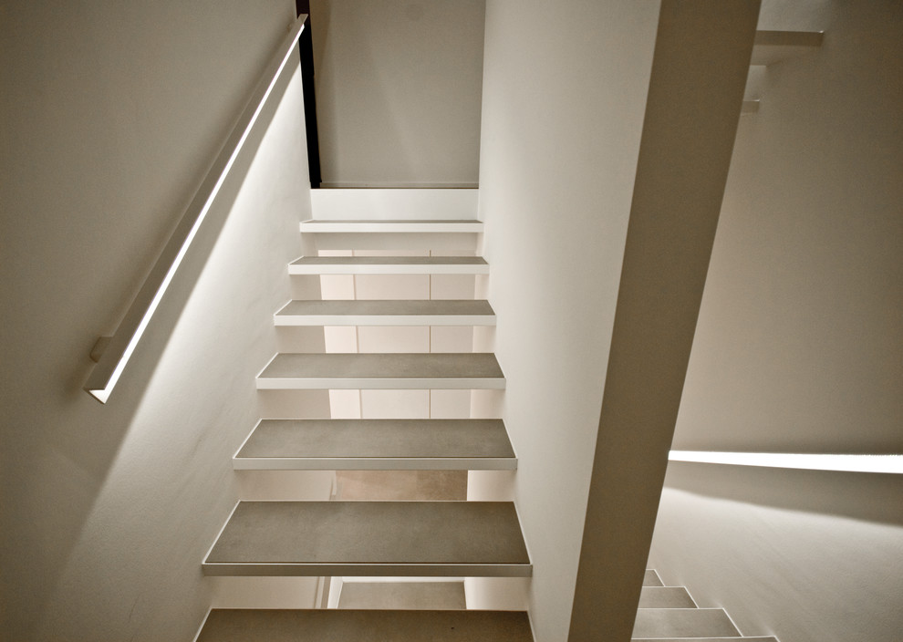 シュトゥットガルトにあるコンテンポラリースタイルのおしゃれな階段の写真