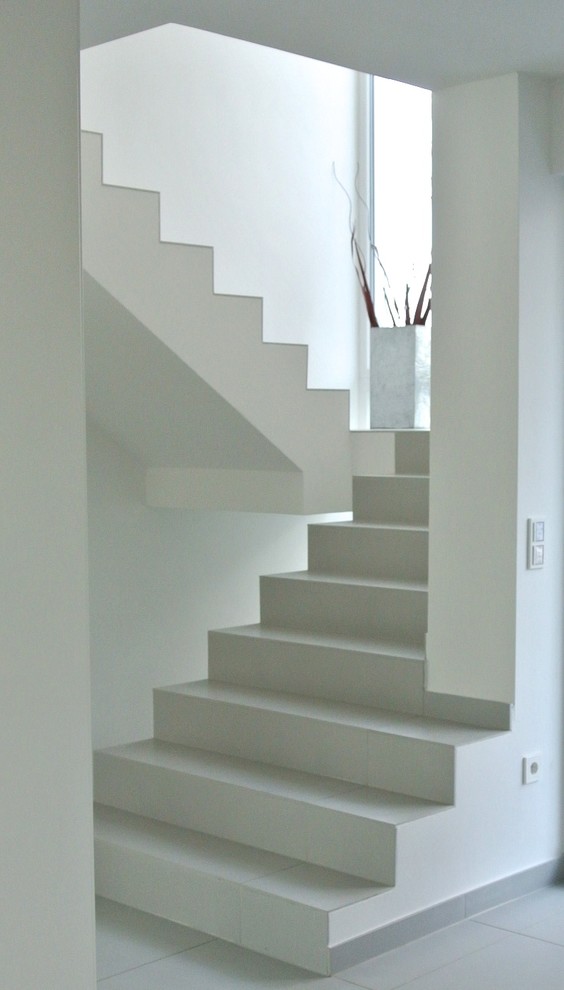 Inspiration for a medium sized modern u-shaped staircase in Essen.