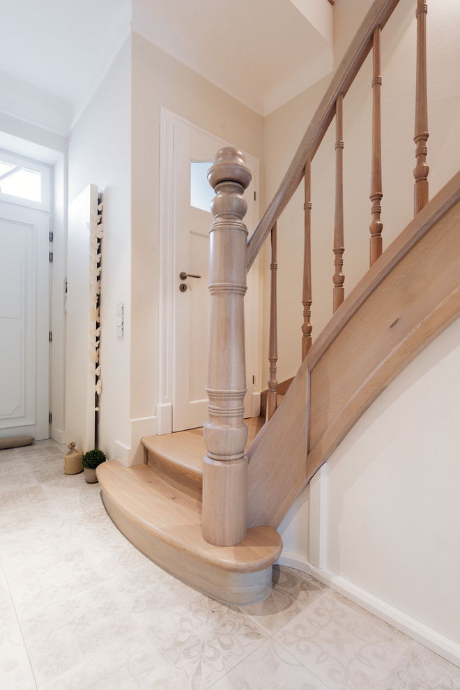 Источник вдохновения для домашнего уюта: большая изогнутая лестница в классическом стиле с крашенными деревянными ступенями, крашенными деревянными подступенками и деревянными перилами