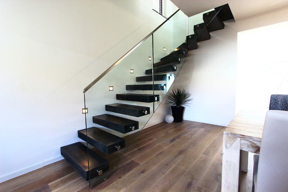 Schwebende, Große Moderne Holztreppe mit Holz-Setzstufen in Sonstige