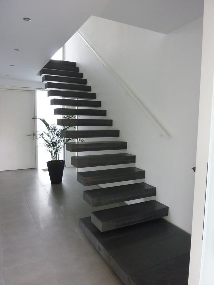 This is an example of a contemporary staircase in Hamburg.