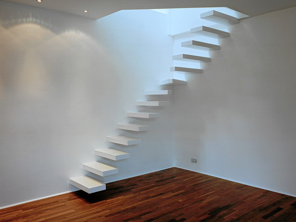 Cette image montre un petit escalier courbe design.
