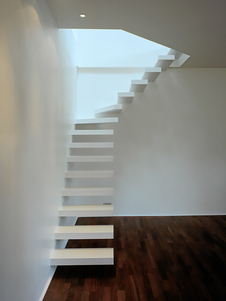 Imagen de escalera suspendida actual de tamaño medio sin contrahuella con escalones de madera pintada