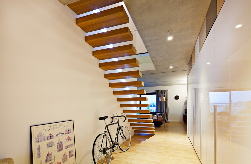 Idéer för en stor modern flytande trappa i trä, med öppna sättsteg
