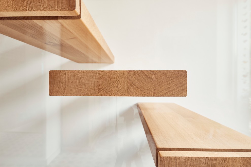 Modelo de escalera en L minimalista de tamaño medio con escalones de madera y barandilla de vidrio