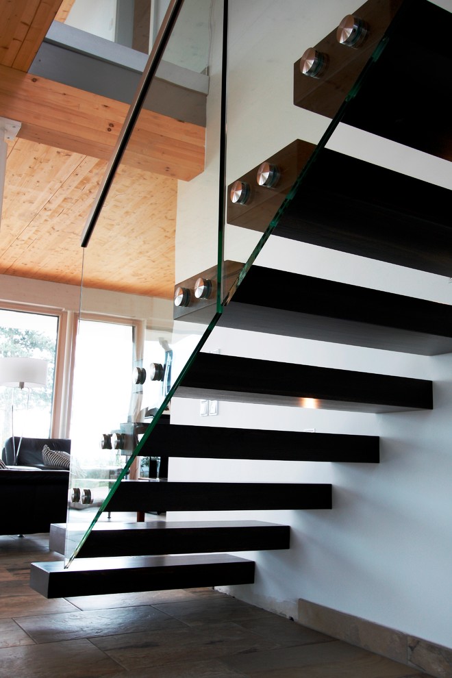 Schwebende, Große Moderne Holztreppe mit Holz-Setzstufen in Sonstige