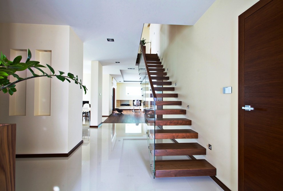 На фото: большая деревянная лестница на больцах в стиле ретро с деревянными ступенями с