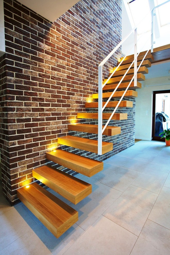 Schwebende, Mittelgroße Moderne Holztreppe mit offenen Setzstufen in Sonstige