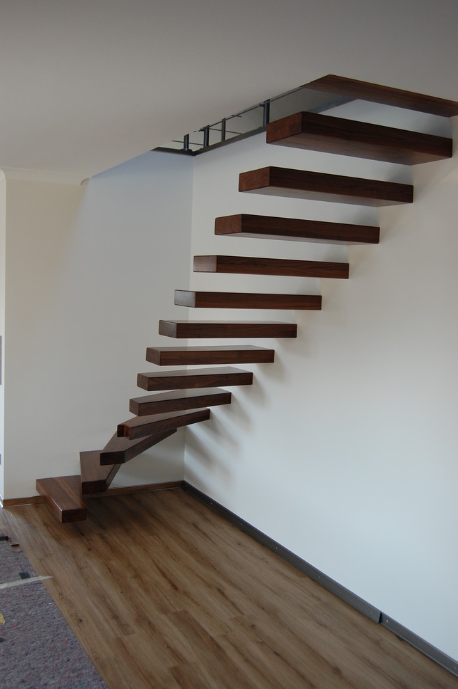 Foto de escalera suspendida minimalista de tamaño medio