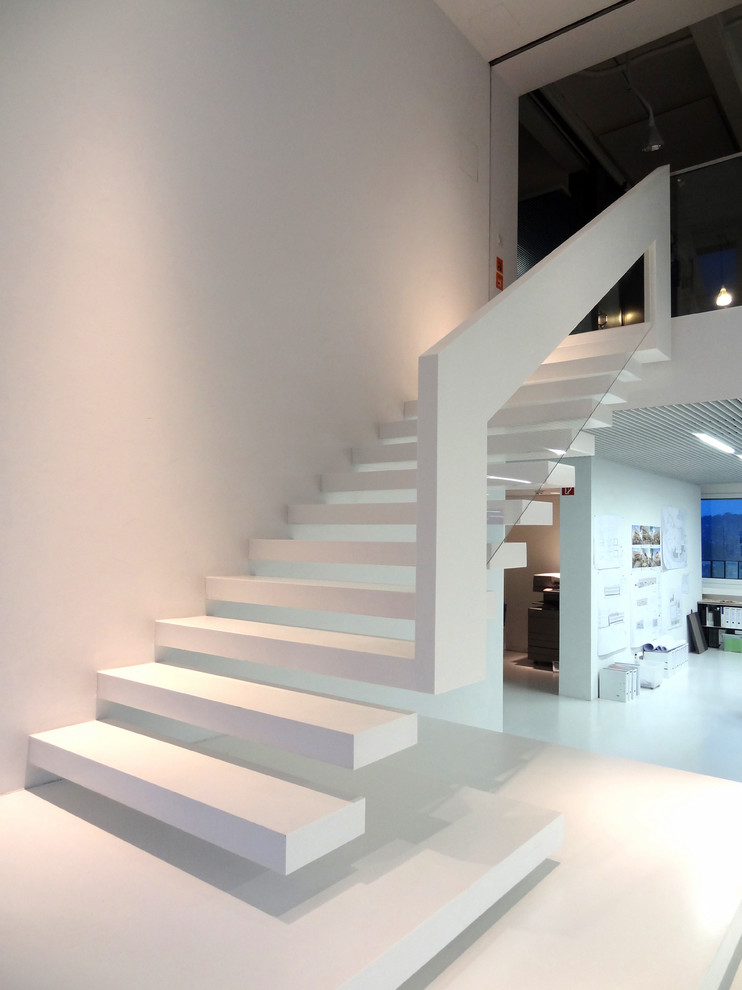 Large contemporary curved staircase in Dortmund with open risers.