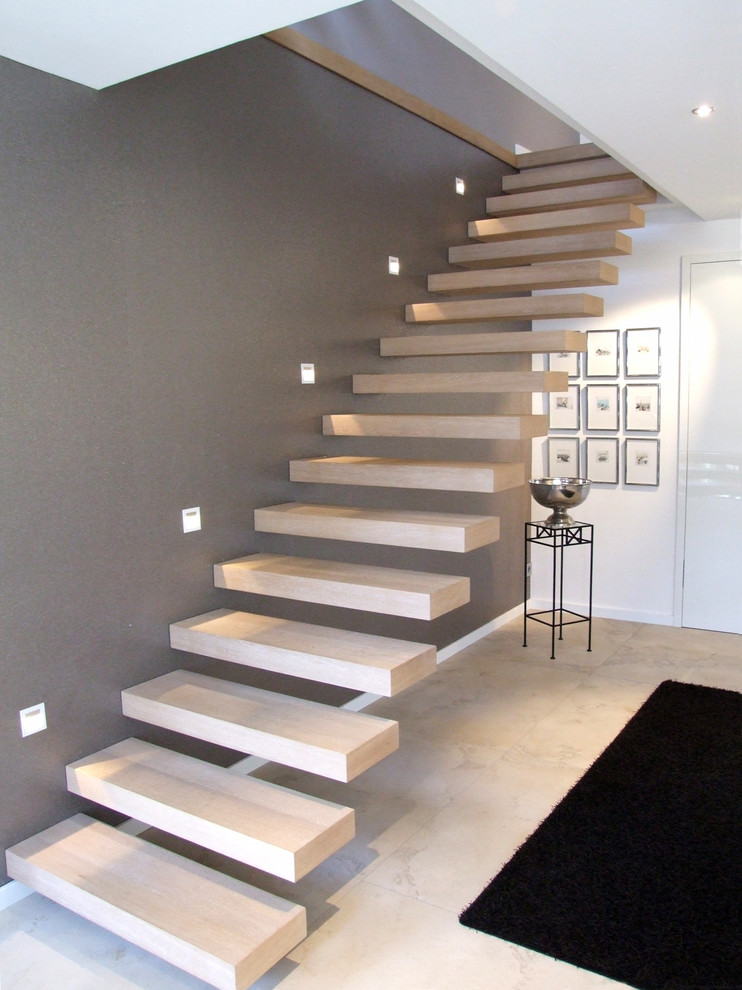 Imagen de escalera curva actual grande sin contrahuella con escalones de madera