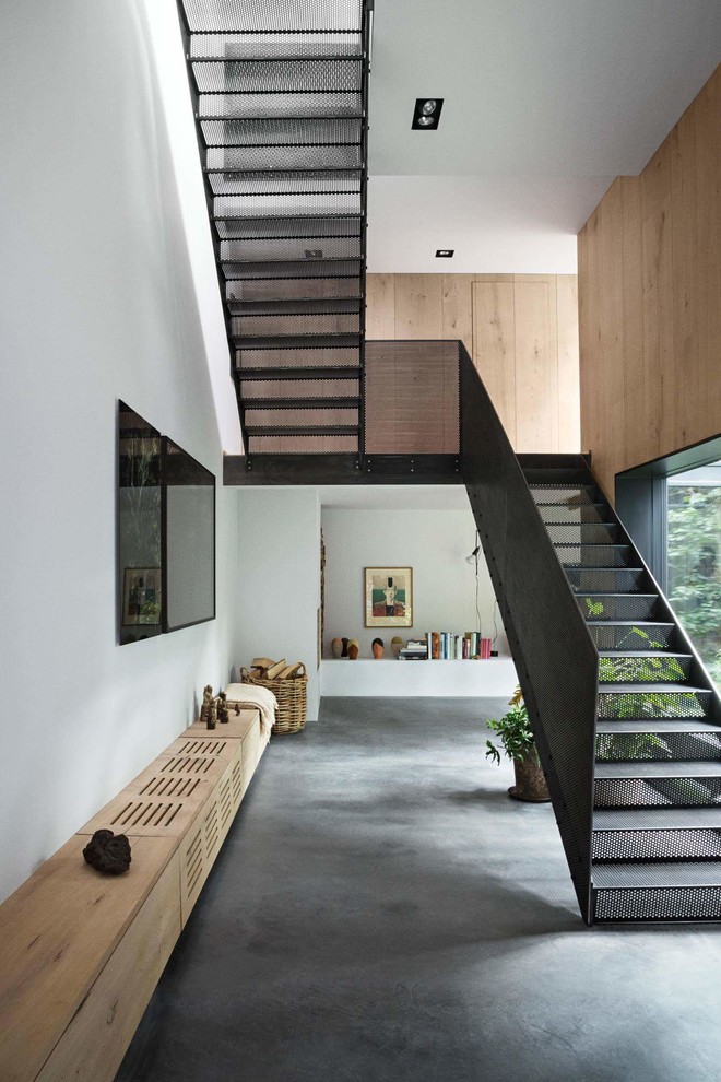 Diseño de escalera recta moderna de tamaño medio con escalones de metal y contrahuellas de metal