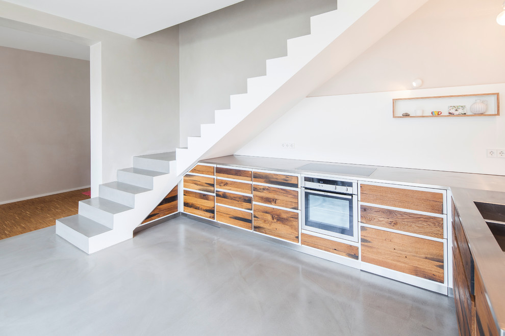 На фото: лестница в современном стиле с кладовкой или шкафом под ней