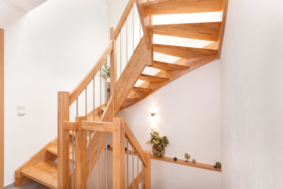 Gewendelte, Mittelgroße Klassische Treppe mit offenen Setzstufen in Stuttgart