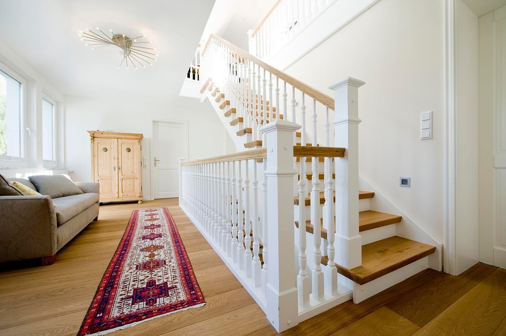 Стильный дизайн: прямая лестница в стиле кантри с деревянными ступенями и крашенными деревянными подступенками - последний тренд