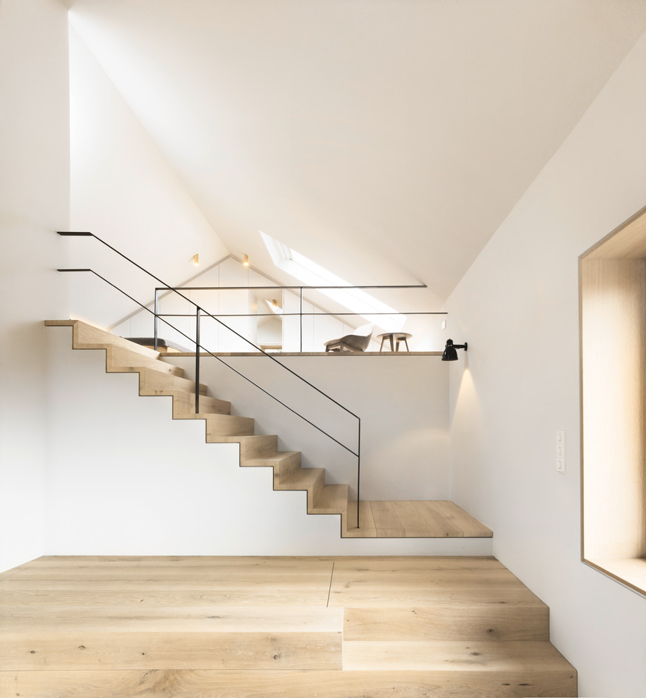 Idées déco pour un grand escalier contemporain en L avec des marches en bois et des contremarches en bois.