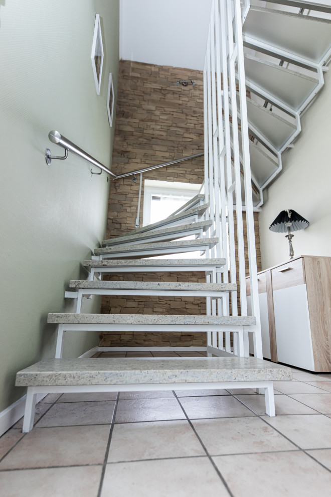 Leichte Harfentreppe mit leichten Natursteinstufen modernisieren