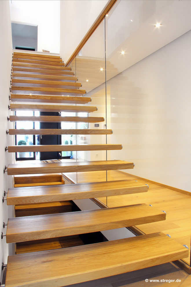 Mittelgroße Moderne Holztreppe mit offenen Setzstufen in Sonstige