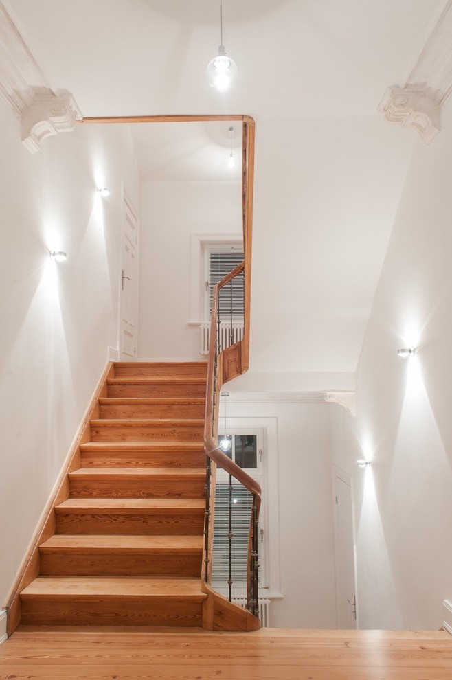 Стильный дизайн: большая п-образная деревянная лестница в классическом стиле с деревянными ступенями - последний тренд