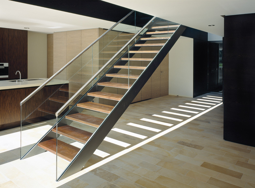 Diseño de escalera recta actual de tamaño medio sin contrahuella con escalones de madera y barandilla de vidrio