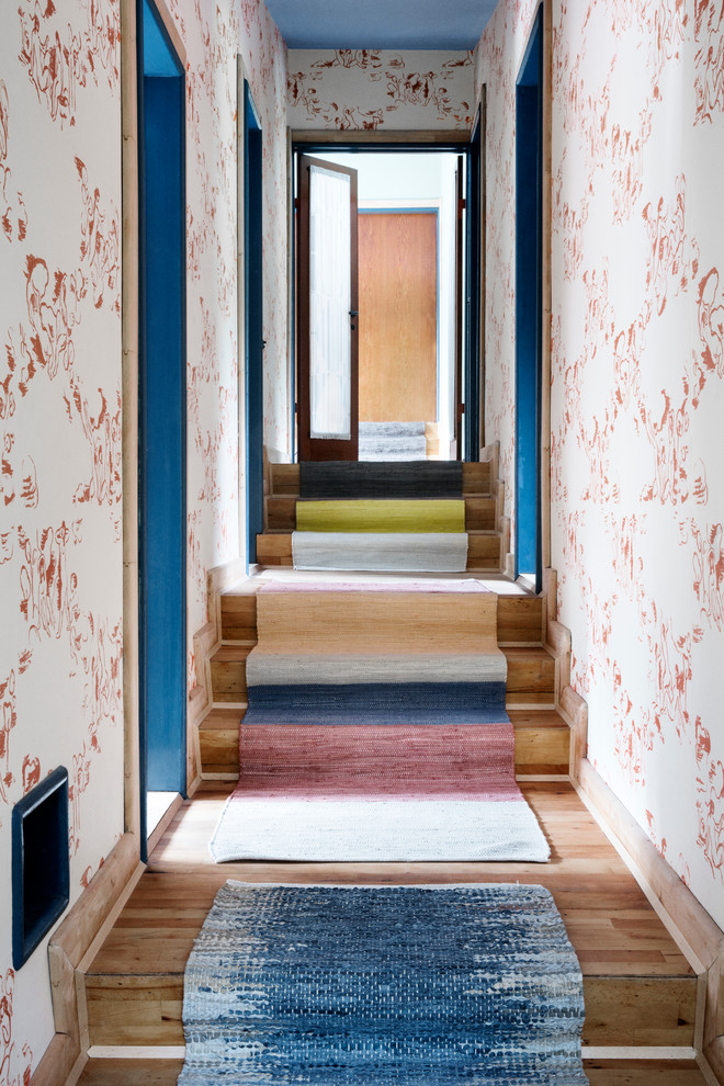 Стильный дизайн: деревянная лестница среднего размера в стиле шебби-шик с деревянными ступенями - последний тренд