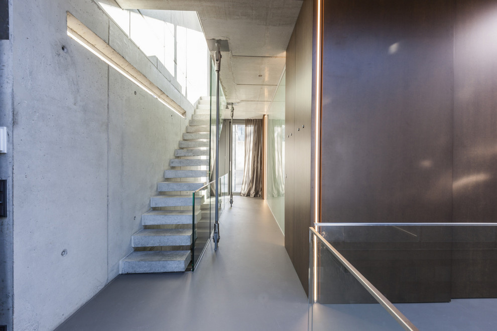 Идея дизайна: огромная прямая бетонная лестница в стиле лофт с бетонными ступенями