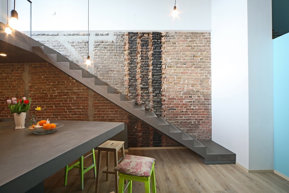 На фото: прямая бетонная лестница среднего размера в стиле лофт с бетонными ступенями с