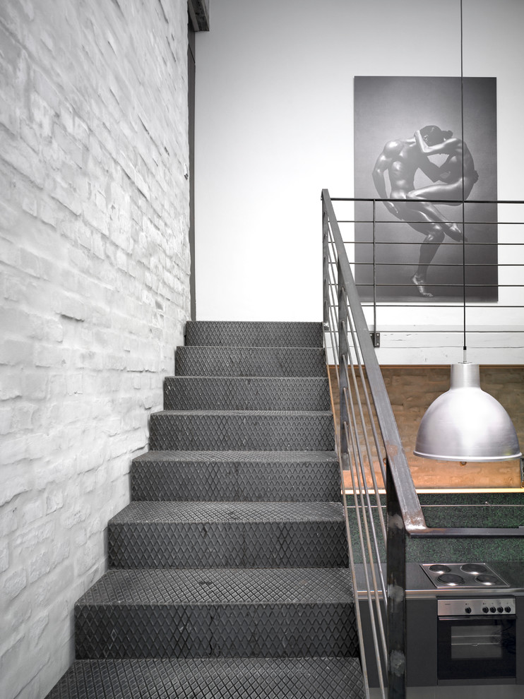 ライプツィヒにあるインダストリアルスタイルのおしゃれな直階段 (金属の蹴込み板) の写真