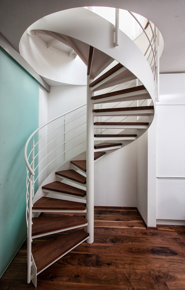 Cette photo montre un petit escalier sans contremarche hélicoïdal rétro avec des marches en bois et éclairage.