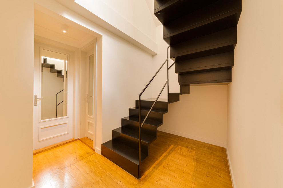 Idées déco pour un petit escalier contemporain en U avec des marches en métal, des contremarches en métal et palier.