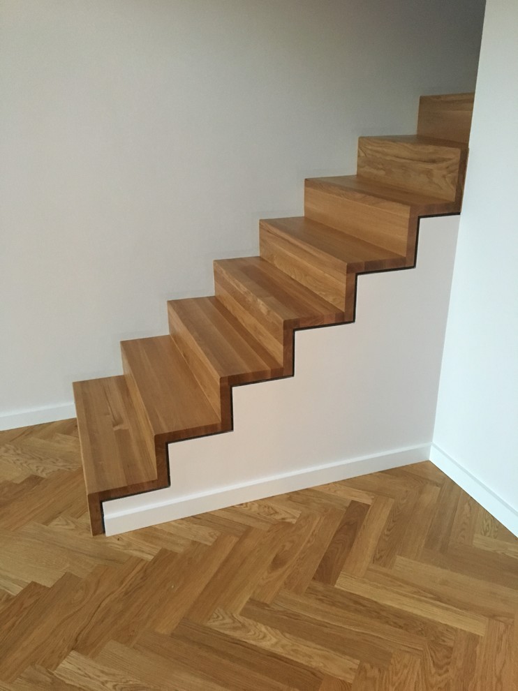 Idée de décoration pour un escalier courbe design de taille moyenne avec des marches en bois et des contremarches en bois.