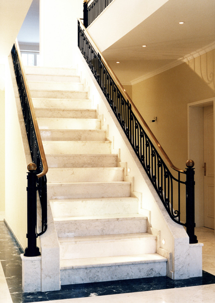 Idéer för en stor klassisk rak trappa i marmor, med sättsteg i marmor och räcke i metall
