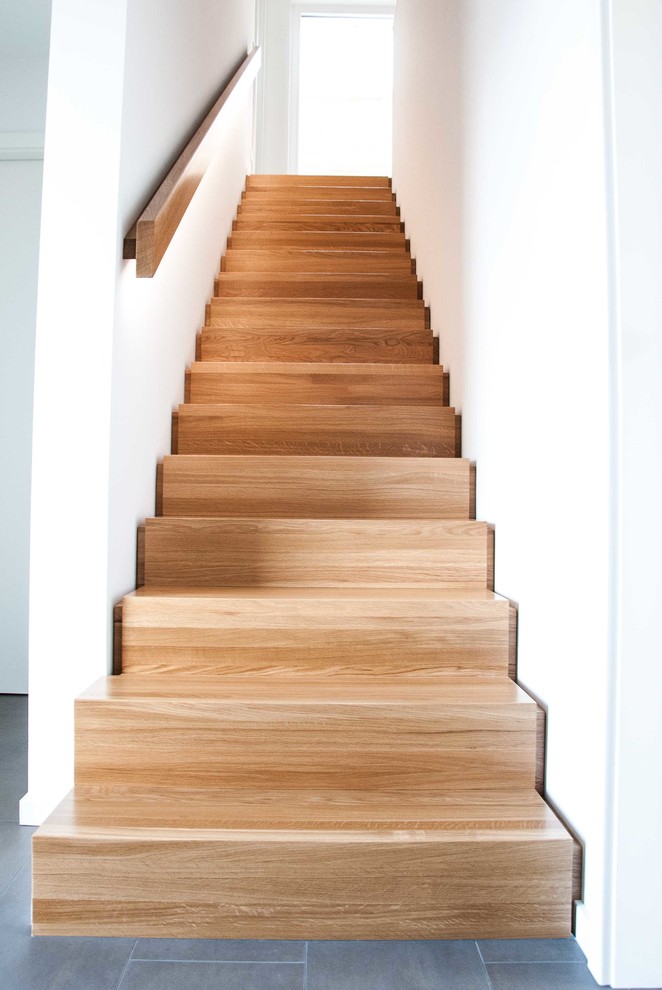 Стильный дизайн: прямая деревянная лестница среднего размера в современном стиле с деревянными ступенями - последний тренд