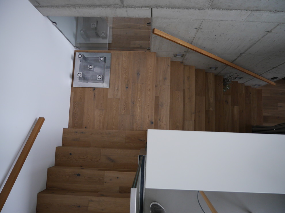Große Moderne Treppe in L-Form mit Holz-Setzstufen in Bremen