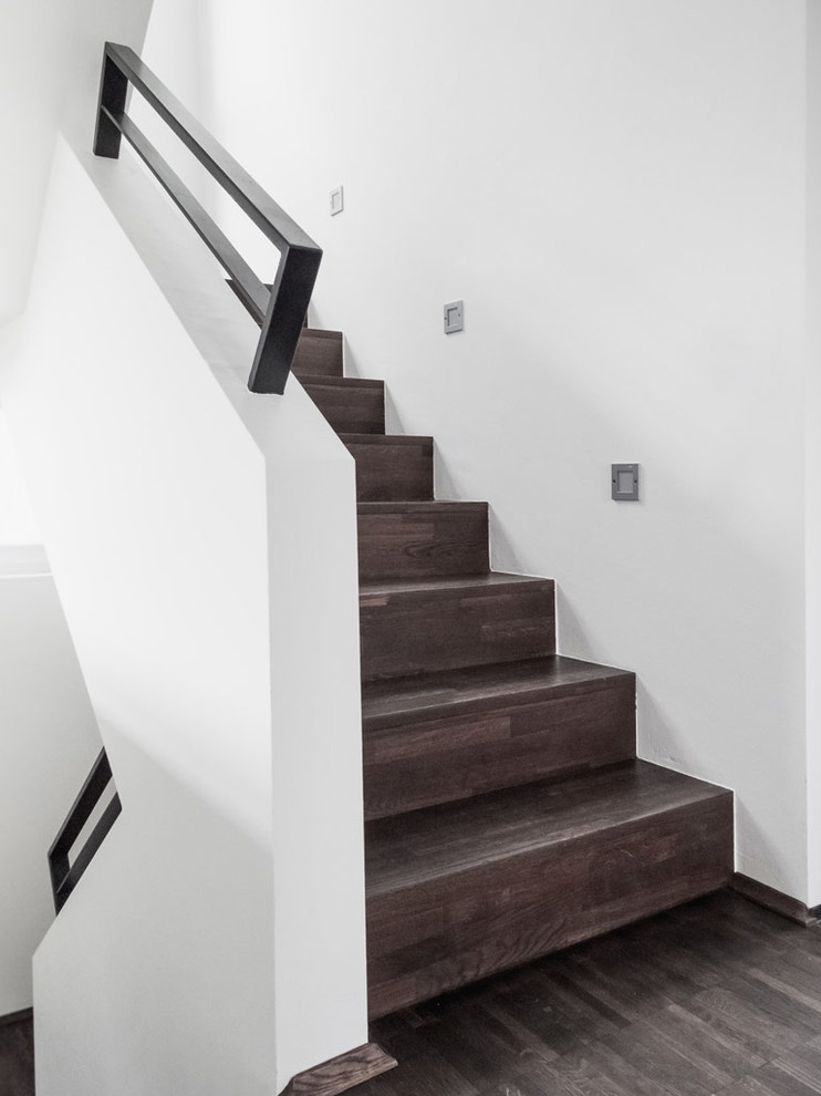 Ejemplo de escalera en U moderna de tamaño medio con escalones de madera y contrahuellas de madera