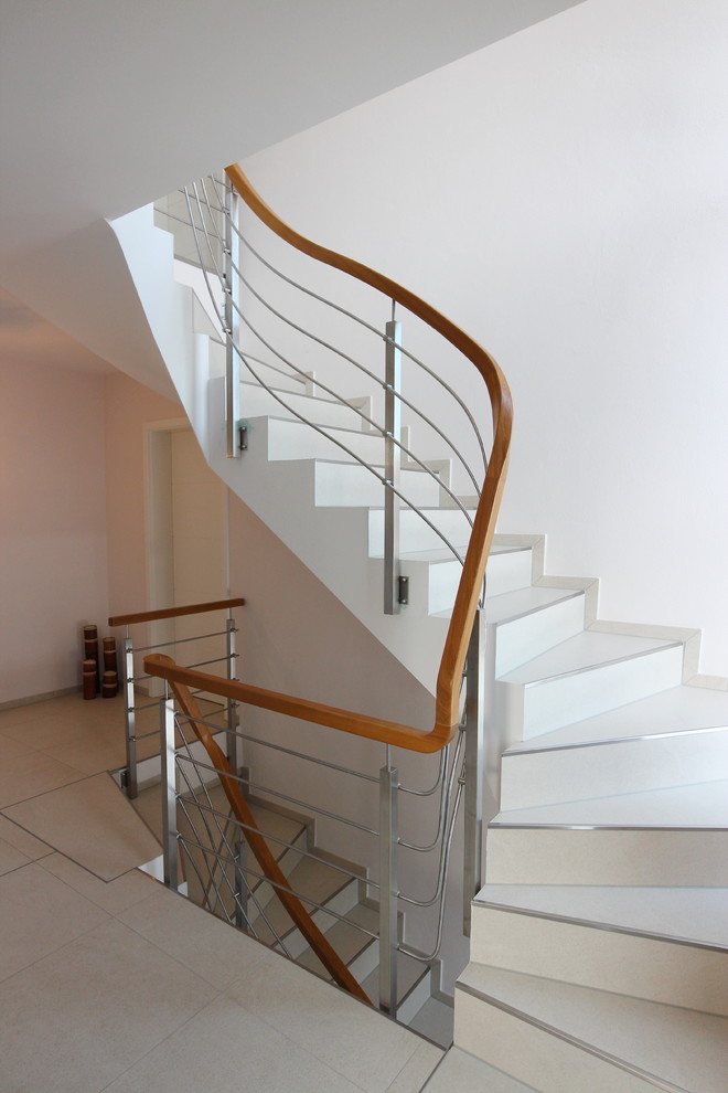 Cette photo montre un escalier droit tendance de taille moyenne avec un garde-corps en matériaux mixtes.