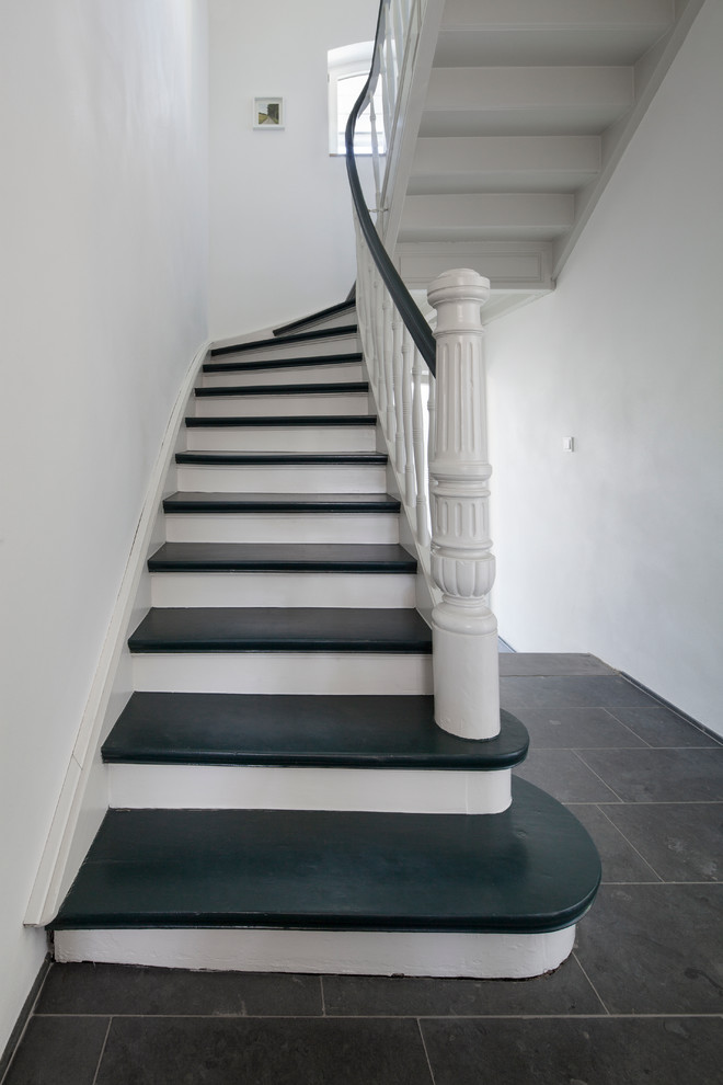 Inspiration for a medium sized traditional wood u-shaped staircase in Dusseldorf with wood risers.