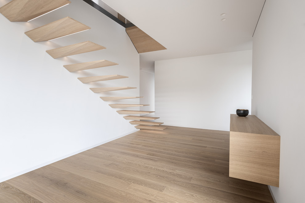 Idées déco pour un très grand escalier flottant moderne avec des marches en bois.
