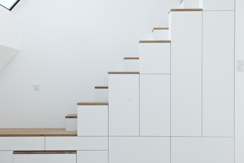 Gerade, Kleine Moderne Holztreppe mit gebeizten Holz-Setzstufen in München