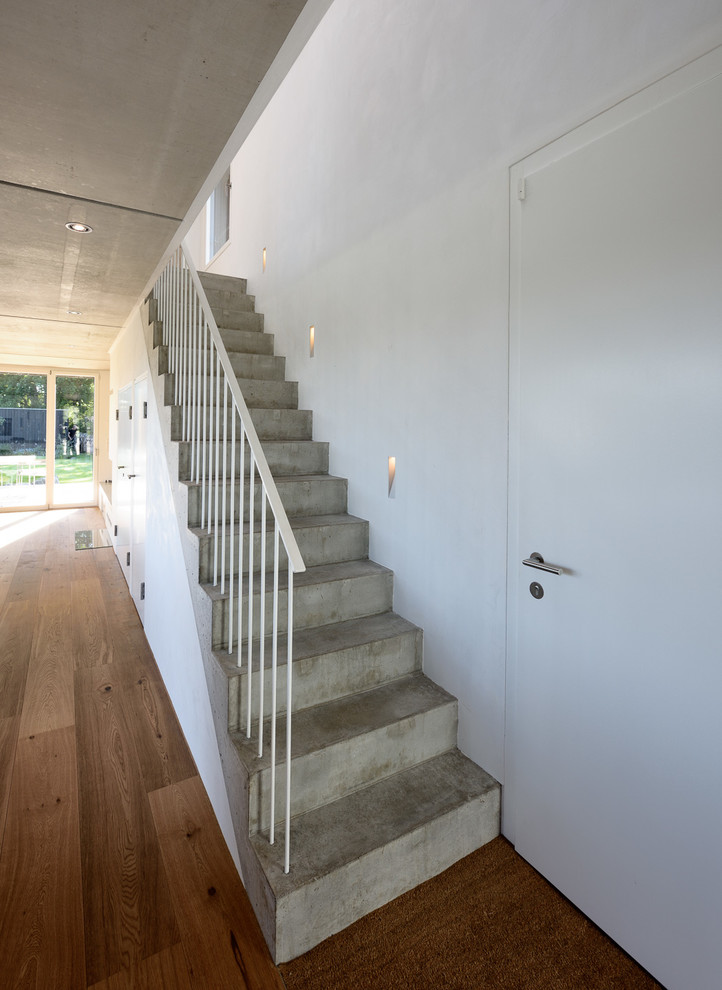 Источник вдохновения для домашнего уюта: прямая бетонная лестница среднего размера в стиле модернизм с бетонными ступенями