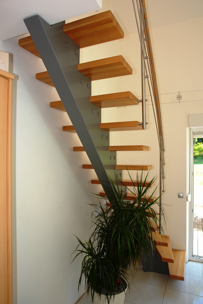 Diseño de escalera curva contemporánea grande sin contrahuella con escalones de madera