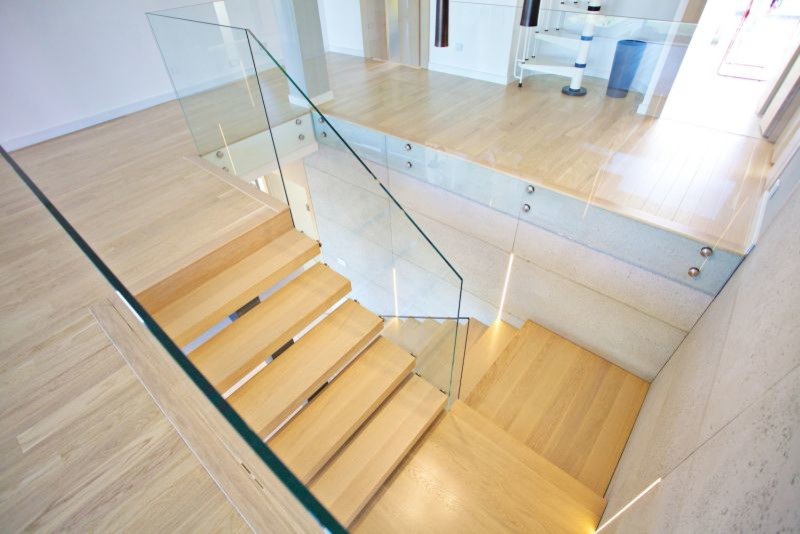 Diseño de escalera curva contemporánea extra grande sin contrahuella con escalones de madera