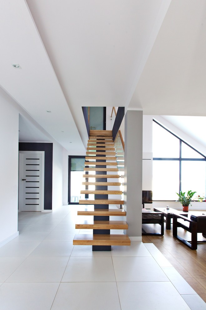 Ejemplo de escalera recta actual grande sin contrahuella con escalones de madera