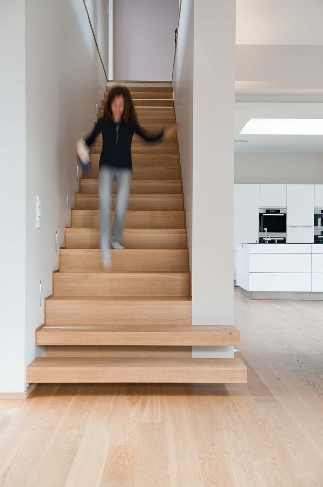 Mittelgroße, Gerade Moderne Holztreppe mit Holz-Setzstufen in Sonstige