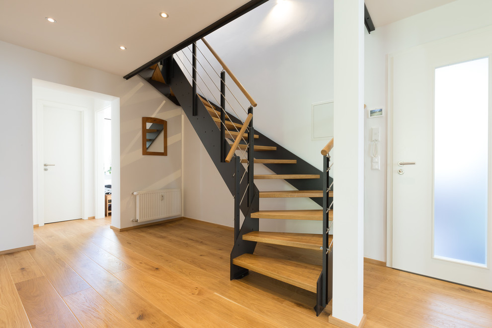 Diseño de escalera curva contemporánea de tamaño medio sin contrahuella con escalones de madera