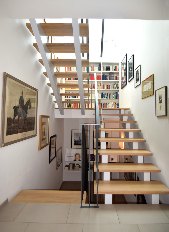 Große Moderne Holztreppe in U-Form mit offenen Setzstufen in München